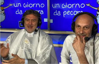Abruzzo - Marsilio si fa tagliare la barba in diretta su Radio1: "L’avevo promesso in caso di vittoria"